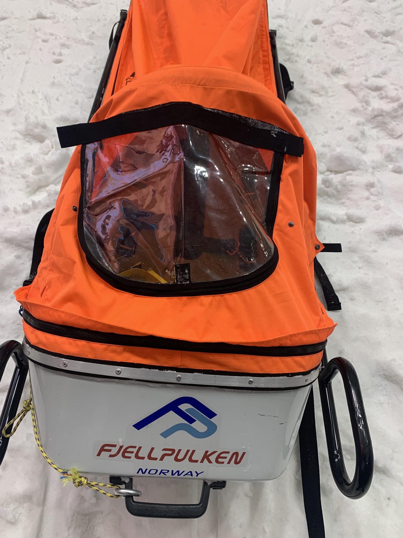 Redningspulk med tunneltrekk og vindu over pasientens ansikt