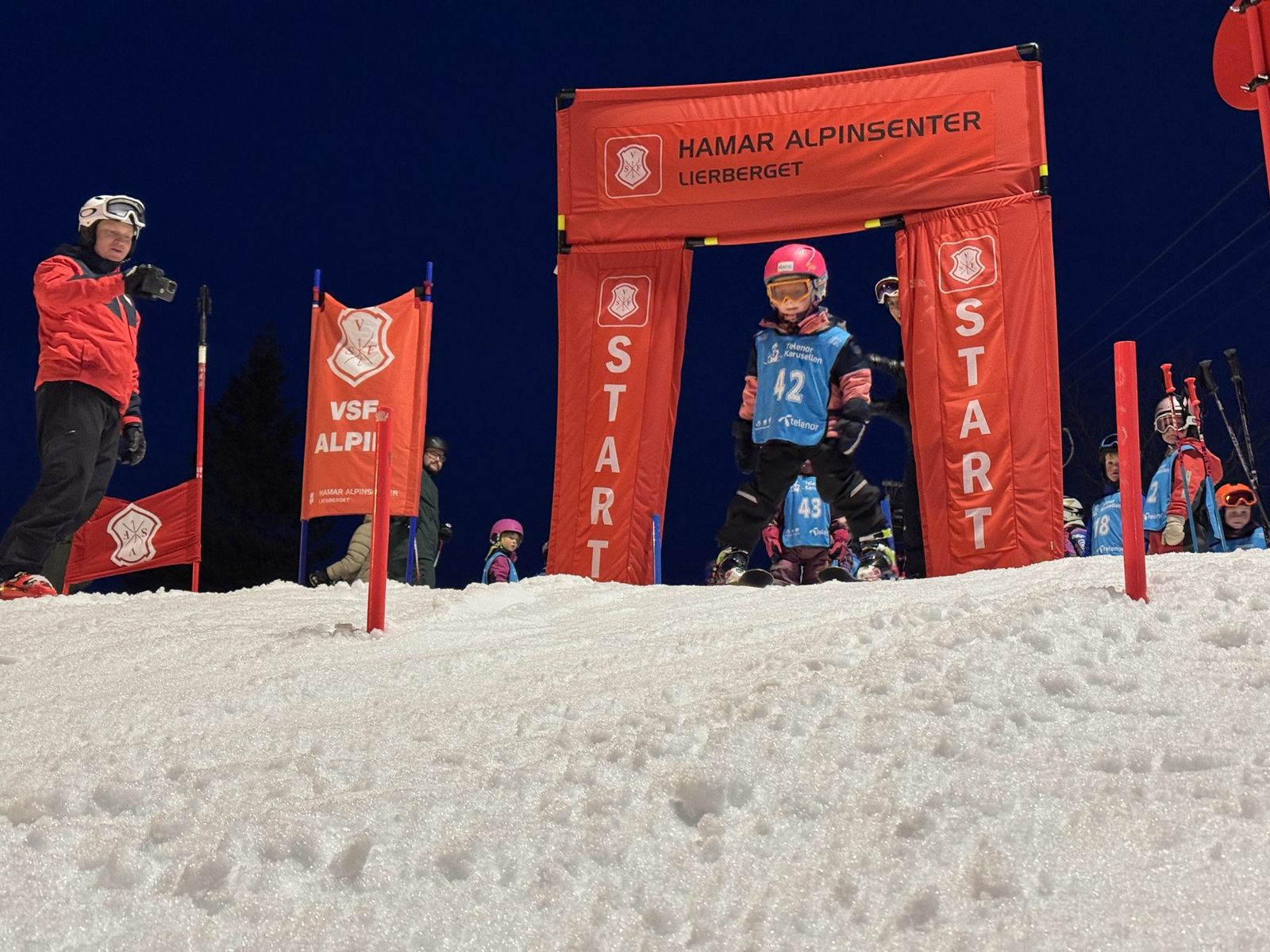 Startgate på Hamar Alpinsenter med unge utøvere