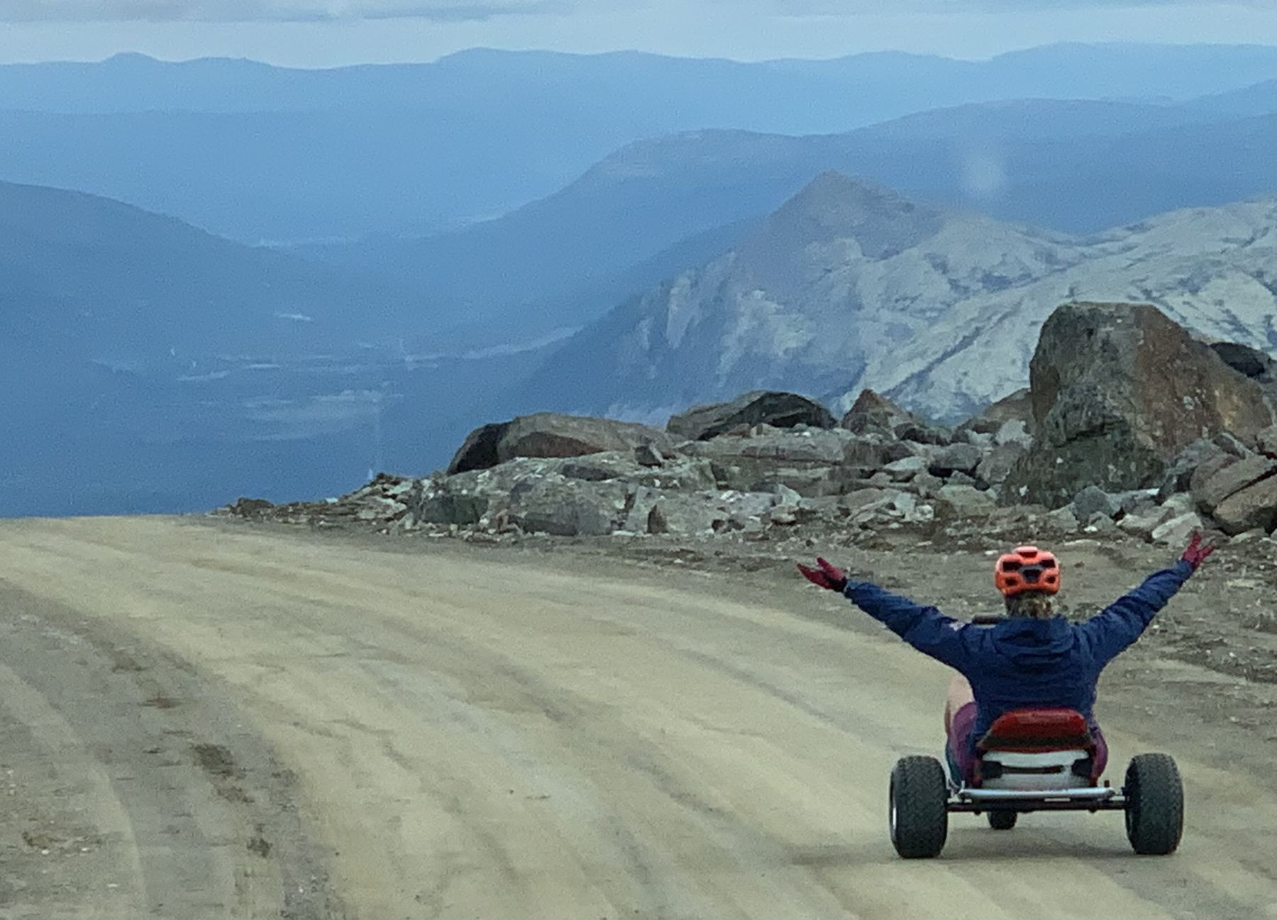 Fører på mountaincart i trasé med fjellutsikt