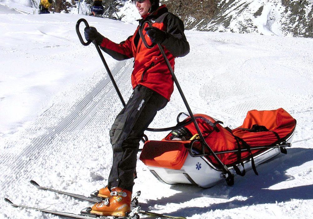 Rescue crew on skis with a Fjellpulken rescue sled
