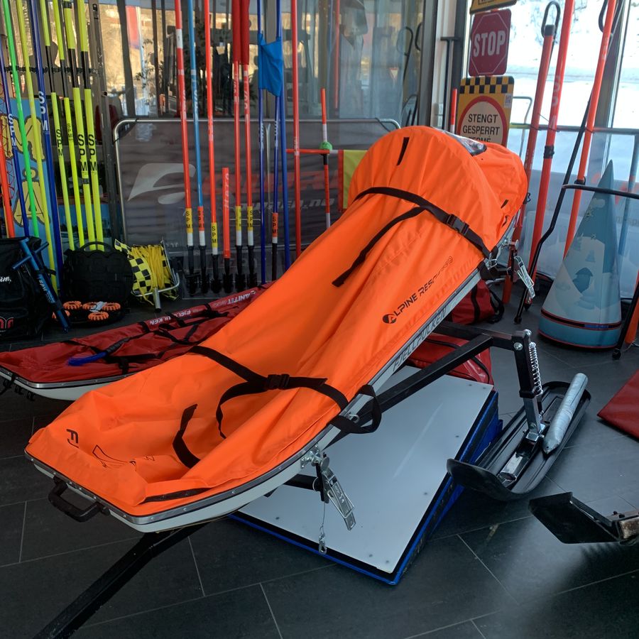Redningspulk utstilt sammen med annet utstyr
