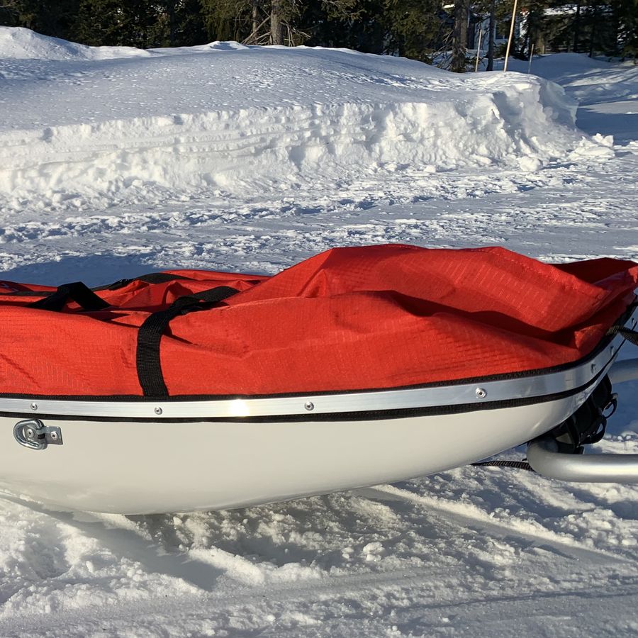 Skroget på redningspulken sett fra siden