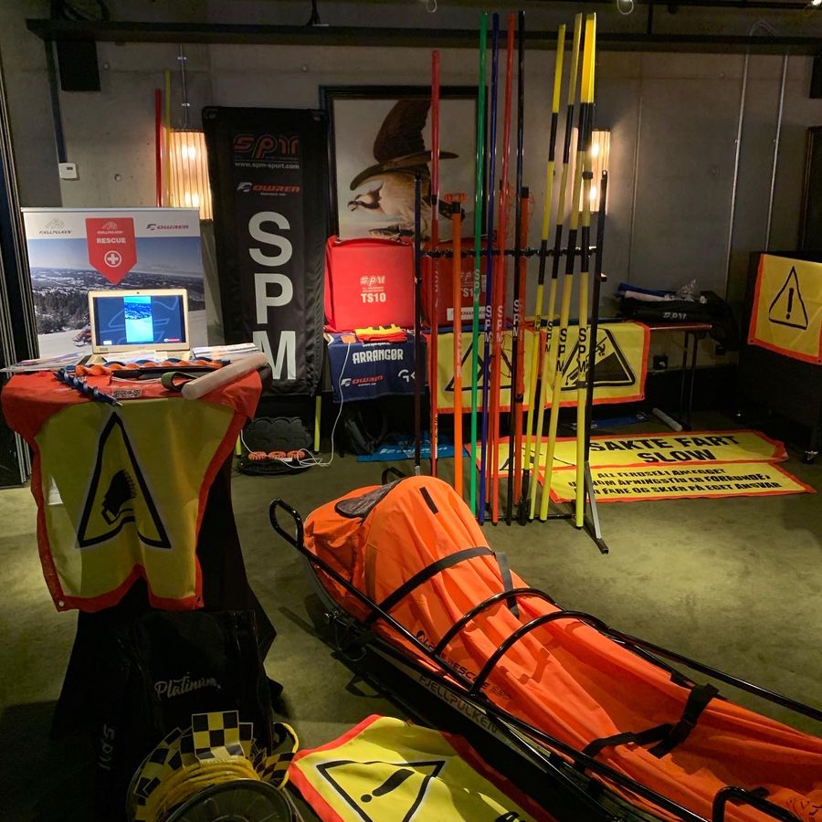SPM-stand med redningspulk og arenautstyr