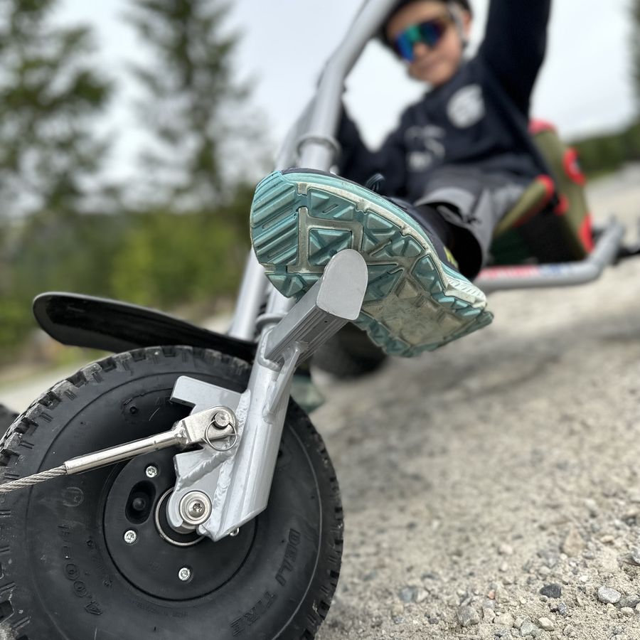 Nærbilde av hjul og fotbrett på mountaincart
