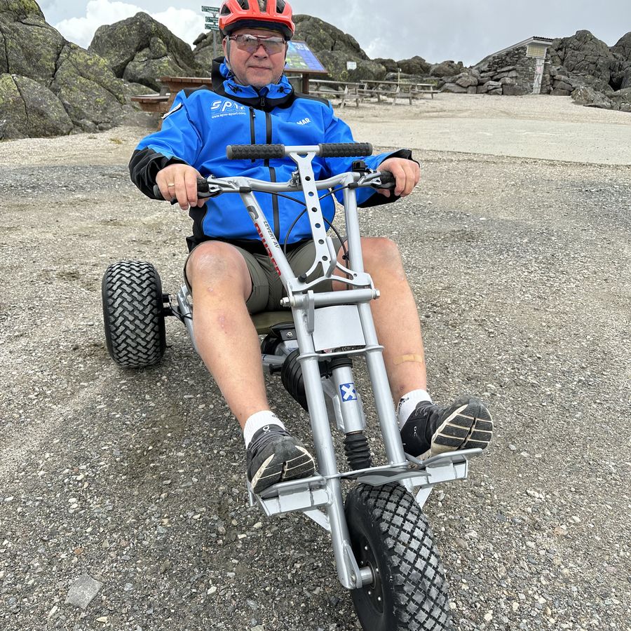 Fører på mountaincart i grusveien