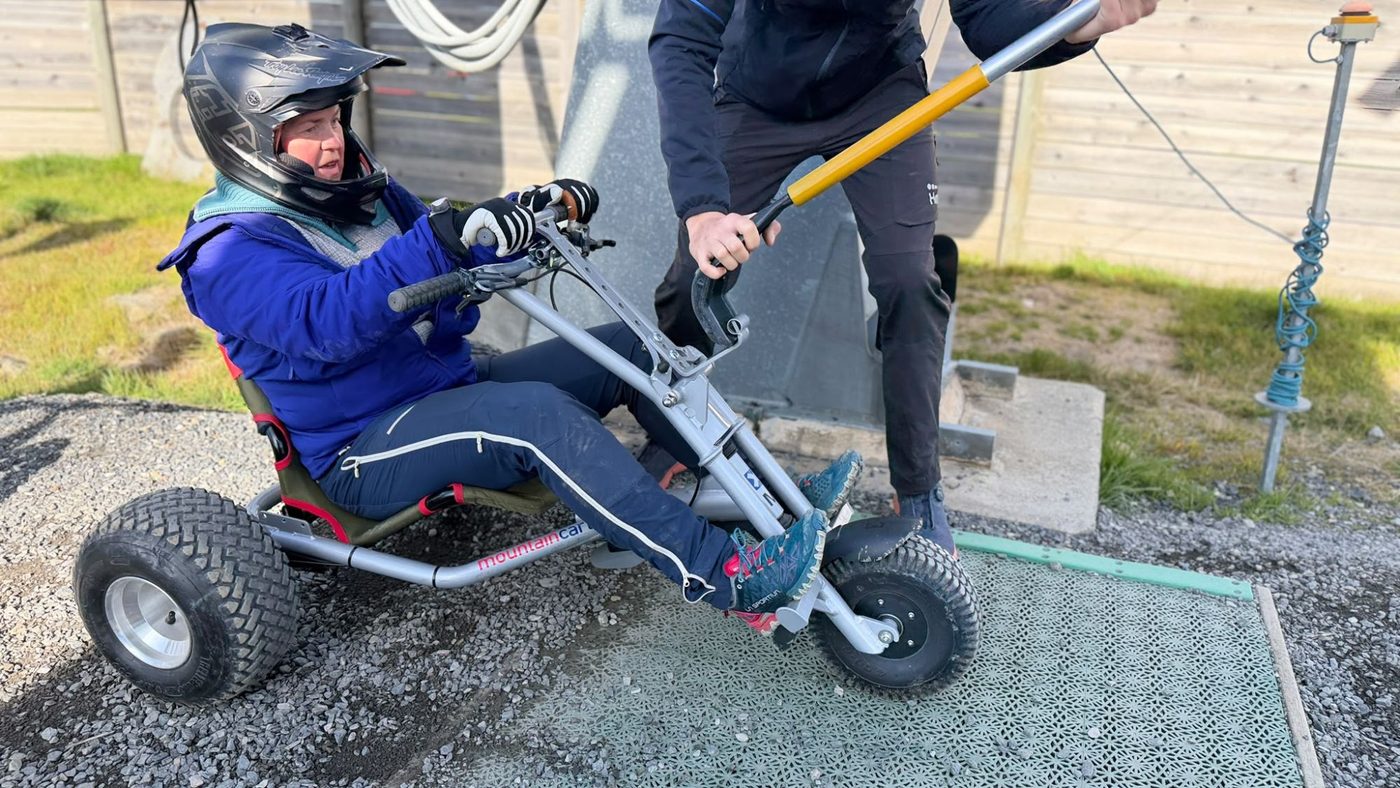 Operator attaching the EasyLoop bar to the cart